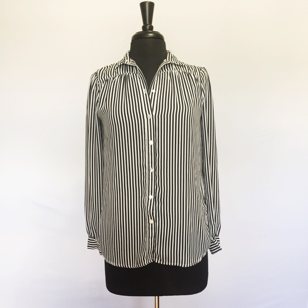 🍩H&M black and white striped button down size 34
